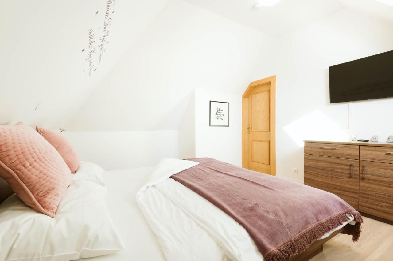 Haus Aussicht - Ferienwohnungen Velden フェルデン・アム・ヴェルターゼー エクステリア 写真