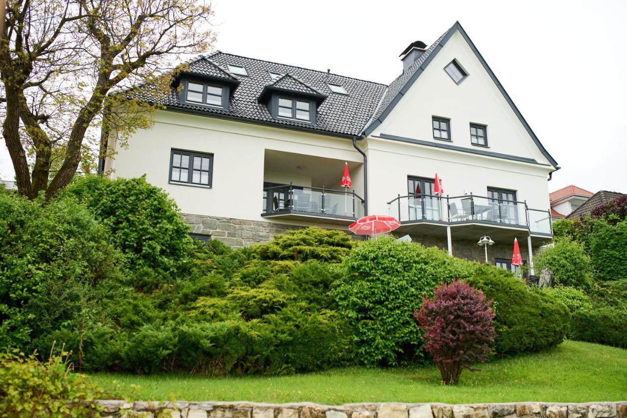 Haus Aussicht - Ferienwohnungen Velden フェルデン・アム・ヴェルターゼー エクステリア 写真
